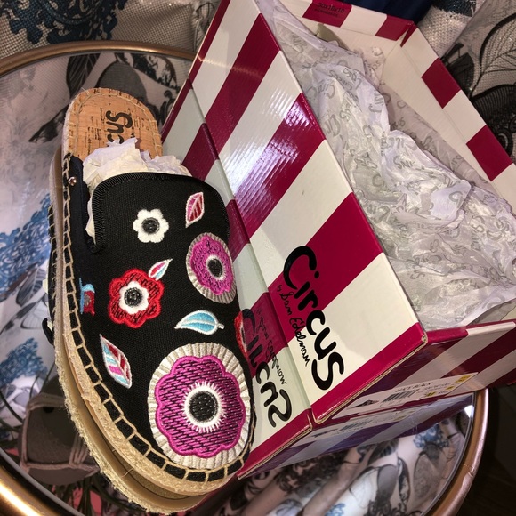 CIRCUS BRAND FLATS - Picture 10 of 11